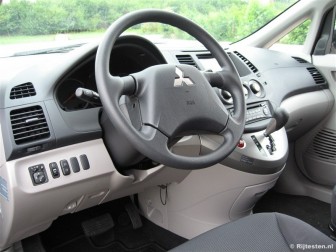 Mitsubishi Grandis 2.4 MIVEC Intense title=