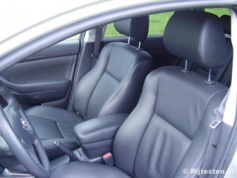 Toyota Avensis Wagon 2.2 D-4D D-CAT Executive: Fijne lederen stoelen in de Executive.