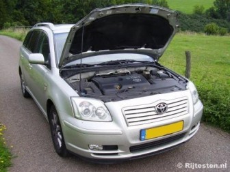 Toyota Avensis Wagon 2.2 D-4D D-CAT Executive: Onder de motorkap ligt een sterke en soepele dieselmotor.