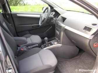 Opel Astra 1.4 Edition: Een ergonomisch goed, maar zwart dashboard