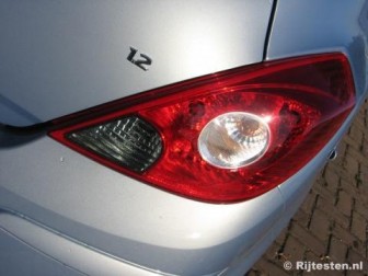 Opel Corsa 1.2i-16V Enjoy: Scherp getekende lichtunits