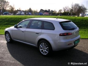 Alfa Romeo 159 Sportwagon 1.9 JTDm 16v Distinctive: Geen ruimtewonder, maar een echte life-style combi