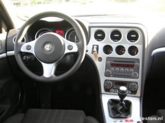 Alfa Romeo 159 Sportwagon 1.9 JTDm 16v Distinctive: De diep liggende meters in de middenconsole zijn niet altijd even goed leesbaar