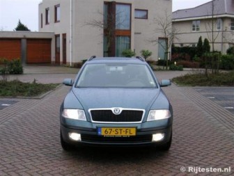 Skoda Octavia Combi 1.6 Ambiente: De 1.6 liter uit de VAG-concern breekt in de Octavia Combi geen potten