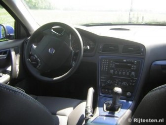 Volvo V70 2.4D Ocean Race: Ergonomisch interieur met detonerende blauwe accenten.