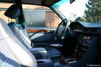 Mercedes-Benz 500E  : Afgezien van de sportieve stoelen heeft de 500E een standaard interieur.