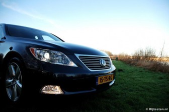 Lexus LS 460 President: De ruim vijf meter lange Lexus LS 460 heeft een ingetogen uiterlijk