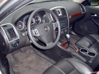 Cadillac BLS 1.9D Elegance: Het sfeervolle en luxueuze interieur heeft Saab-elementen.