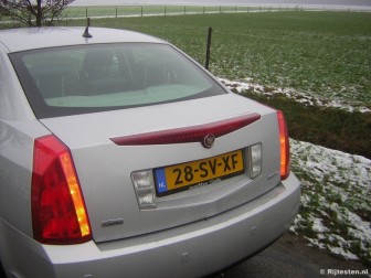 Cadillac BLS 1.9D Elegance: De Cadillac stuurt bijna net zo scherp als de achterlichten gestyled zijn.