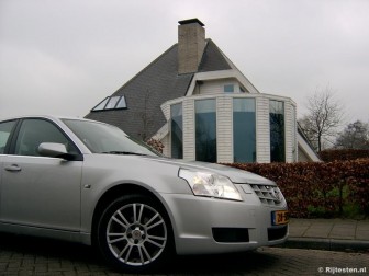 Cadillac BLS 1.9D Elegance: De Cadillac-designtaal kenmerkt zich ook bij de BLS door scherpe lijnen en vouwen.