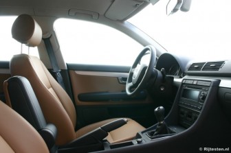 Audi A4 1.8T Advance: Koele zakelijkheid overheerst in dit interieur.