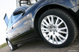 Audi A4 1.8T Advance: Chique combinatie: zestienspaaks wielen, zwarte lakkleur en chromen raamlijsten.