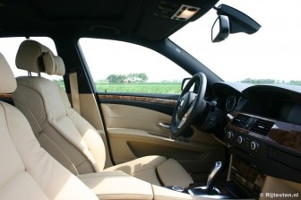 BMW 5 Serie 525i High Executive: Met beige leer en bruin hout <!--is het interieur--> wel chique, maar toch wat afstandelijk.