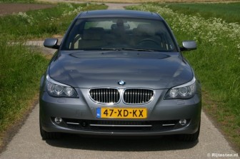 BMW 5 Serie 525i High Executive: De lampen en bumper zijn iets anders dan eerst, de gemene blik is hetzelfde.