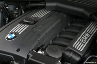 BMW 5 Serie 525i High Executive: De zescilinder lijnmotor van de 525i: krachtig én behoorlijk zuinig.