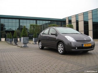 Toyota Prius 1.5 HSD Business: De Prius zoeft vooral comfortabel en geruisloos over de weg.