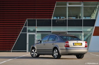 Skoda Superb 2.0 TDI Elegance: Het optionele 17-inch geeft de Superb meer volume