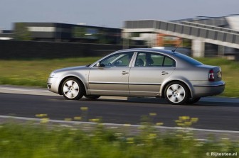 Skoda Superb 2.0 TDI Elegance: Ook in bochten heel neutraal
