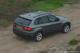 BMW X5 3.0d High Executive: Buiten het asfalt voelt de X5 zich minder thuis