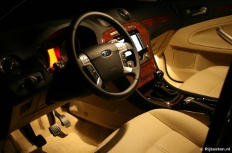 Ford Mondeo Wagon 2.0 TDCi Ghia: Het houtmotief zorgt voor een warme uitstraling