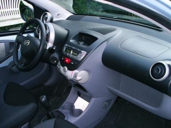 Toyota Aygo 1.0 12v VVT-i Sport: De wielkasten en de bolle/holle vlakken zorgen voor een stoere uitstraling