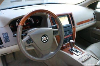 Cadillac STS 4.6 V8 Sport Luxury: Lichte en warme kleuren in het interieur