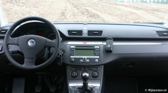 Volkswagen Passat Variant 1.9 TDI BlueMotion Business: Het dashboard oogt vrij chique, al detoneren de interieurlijsten enigszins.