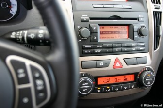 Kia cee'd Sporty Wagon 2.0 CRDi X-ecutive: Prima interieur, maar een zeer klein navigatiescherm.