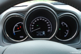 Lexus RX 400h Executive: Links geen toerenteller maar een kilowatt meter voor de elektromotoren.