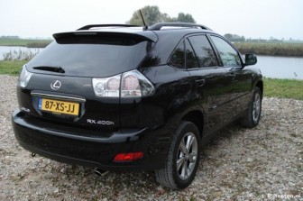 Lexus RX 400h Executive: Karakteristieke achterlichten.