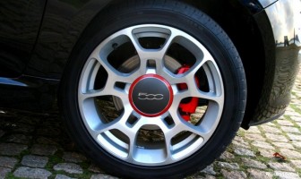 Fiat 500 1.4 16v Sport: De wielen: 16 inch met 'diamant'-afwerking.