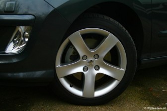 Peugeot 308 XT 2.0-16V HDiF: 17 inch lichtmetalen velgen voor maar �290.