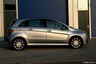 Mercedes-Benz B-Klasse B180 CDI CVT : Het lijnenspel voorkomt dat het een massief propje wordt.
