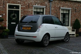 Lancia Ypsilon 1.4 16v Sport by MomoDesign: De verschillende lakkleuren maken een aandachtstrekker van deze Ypsilon.