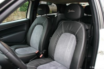 Lancia Ypsilon 1.4 16v Sport by MomoDesign: De vormen, stiksels en borduursels maken zelfs van een stoel iets bijzonders.