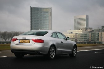 Audi A5 3.0 TDI quattro Pro Line: De langgerekte flanken typeren de A5.