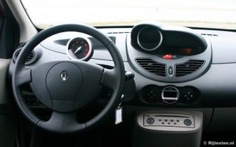 Renault Twingo TCE 100 GT: Het dasboard is hip vormgegeven, de grauwe kleuren zijn minder hip.