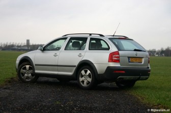 Skoda Octavia Scout 2.0 TDI : Kort door de bocht: zes centimeter hoger en kunststof bumpers.