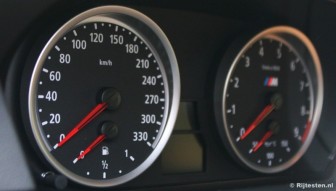 BMW M5 Touring  : De snelheid waarmee de grote wijzers naar rechts bewegen is indrukwekkend.