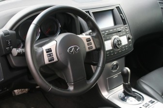 Infiniti FX 35 : Aan luxe ontbreekt het je niet, de afwerking staat bovendien op hoog niveau.