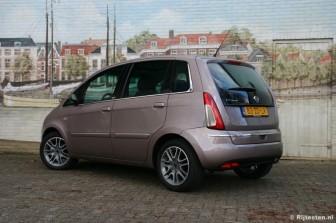 Lancia Musa 1.4 16v Platino: De achterklep loopt na de lift verder door naar onderen.