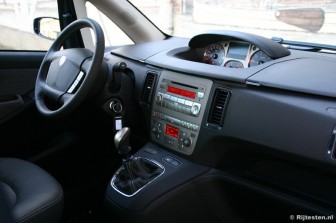 Lancia Musa 1.4 16v Platino: Het dashboard heeft veel van de Ypsilon, maar toch anders.