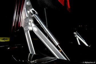 Volkswagen Phaeton V8 Highline Lang: Prachtig vormgegeven scharnieren in de achterklep
