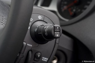 Renault Clio Estate 100 TCE Dynamique: Kleine bedieningshendels achter het stuur