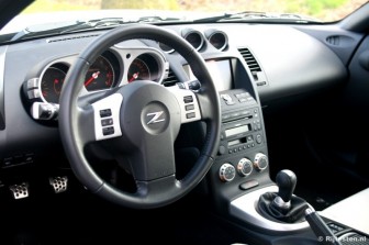 Nissan 350Z : Hoewel het interieur er gelikt uitziet, doen sommige zaken wat goedkoop aan.