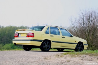 Volvo 850 T-5R  : Gele lak, donkergrijze wielen... dit is geen gewone Volvo! 