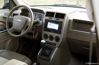 Jeep Patriot 2.4 Limited: Warm interieur bij een donkere auto.