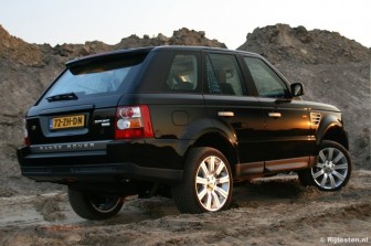 Land Rover Range Rover Sport TDV8 HSE: Lager dan een 'gewone' Range Rover en sterker aflopende lijnen.