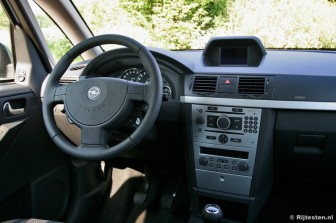 Opel Meriva 1.6 Twinport Cosmo: Het dashboard van de Meriva is somber, zakelijk en weinig frivool