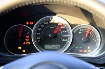 Subaru Impreza 2.0R Luxury: De wijzers roeren zich bij het starten van de boxermotor.